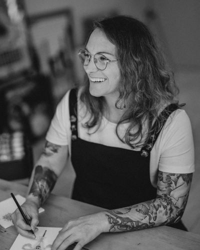 Ina Preu&szlig; bei der Arbeit: Mit Pinzette in der Hand werden B&uuml;gelperlen auf die Steckplatte gesetzt.