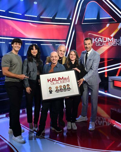 Ina Preu&szlig; zusammen mit Kai Pflaume und seinem Rate-Team in der NDR-Show "Kaum zu glauben!".